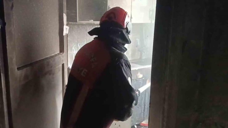 Apartmandan Yükselen Duman Ekipleri Alarma Geçirdi