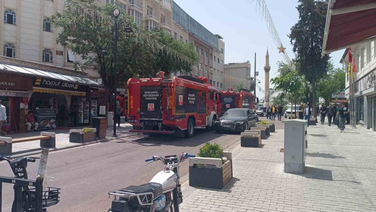 Apartmandan Yükselen Duman Ekipleri Alarma Geçirdi