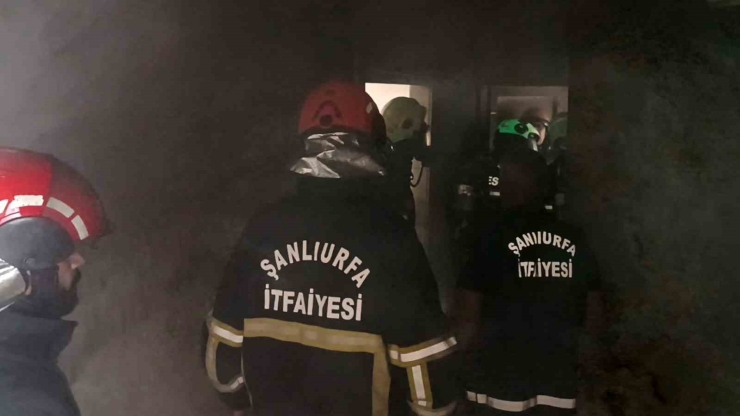 Apartmandan Yükselen Duman Ekipleri Alarma Geçirdi