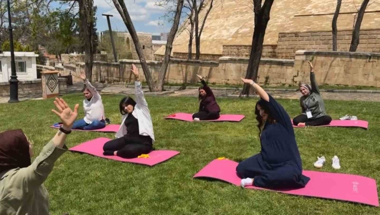 Gaziantep’te ‘ebe Gebe El Ele’ Vererek Pirpirim Aşı Yaptı