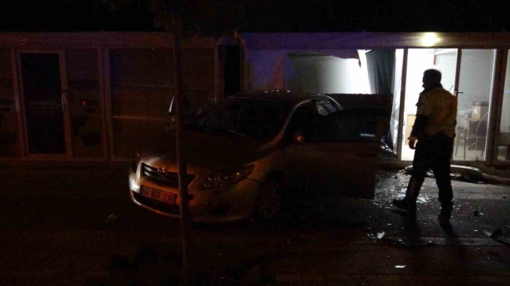 Kontrolden Çıkan Otomobilin Çarptığı Araç İş Yerine Daldı
