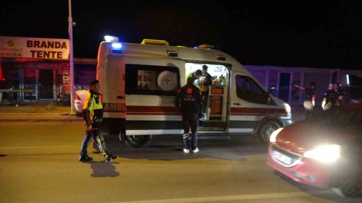Kontrolden Çıkan Otomobilin Çarptığı Araç İş Yerine Daldı