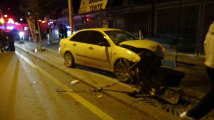 Kontrolden Çıkan Otomobilin Çarptığı Araç İş Yerine Daldı