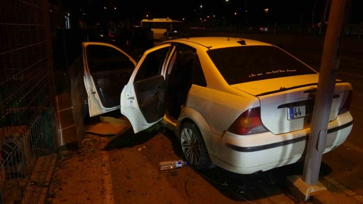Kontrolden Çıkan Otomobilin Çarptığı Araç İş Yerine Daldı