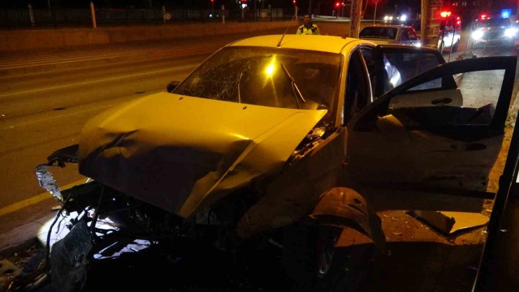 Kontrolden Çıkan Otomobilin Çarptığı Araç İş Yerine Daldı