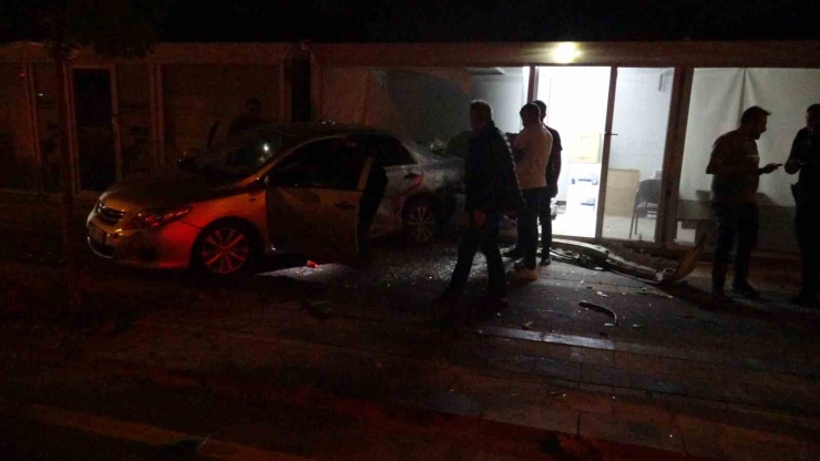 Kontrolden Çıkan Otomobilin Çarptığı Araç İş Yerine Daldı