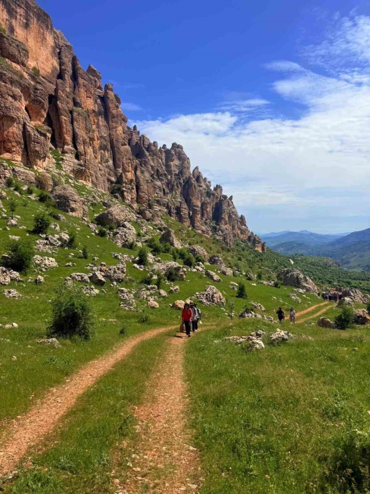 Çermik İlçesi Doğa Güzelliği Ve Tarihi İle Kapılarını Turizme Araladı