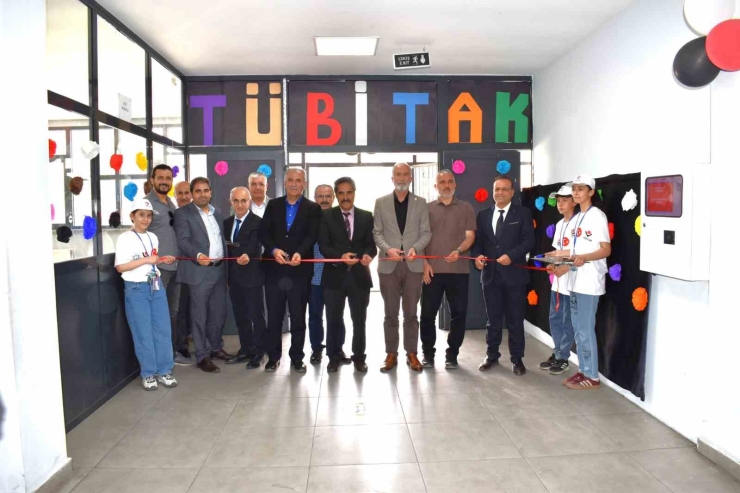 Ahmet Karahan Ortaokulu’nda Bilime Işık Tutan 4006 Fuarı Gerçekleştirildi