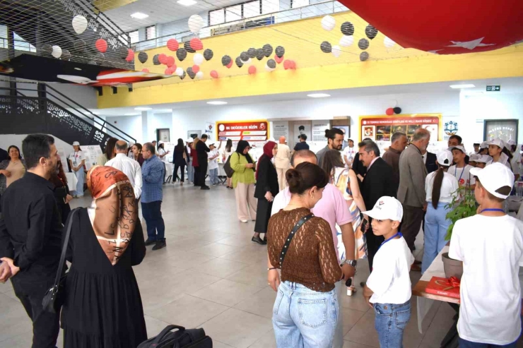 Ahmet Karahan Ortaokulu’nda Bilime Işık Tutan 4006 Fuarı Gerçekleştirildi