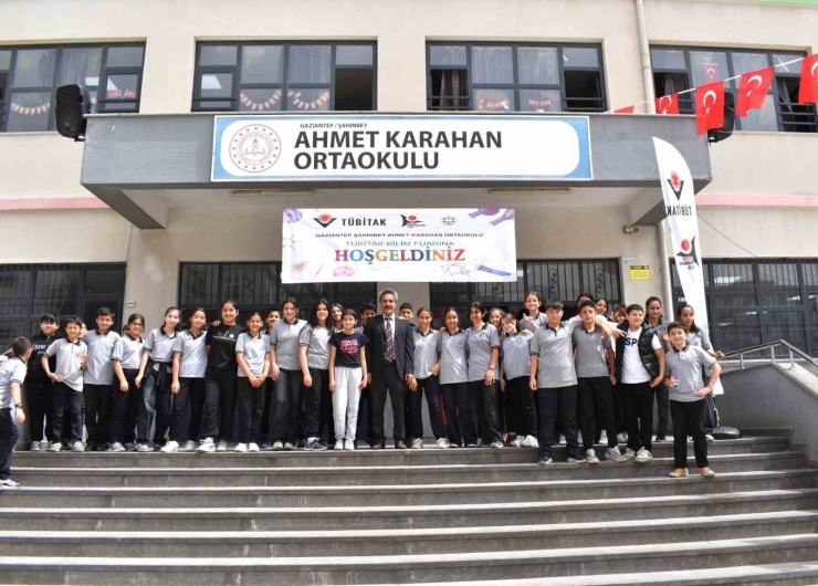 Ahmet Karahan Ortaokulu’nda Bilime Işık Tutan 4006 Fuarı Gerçekleştirildi