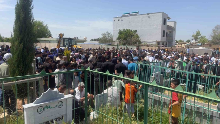Evin Damında Ölü Bulunan 5 Yaşındaki Çocuk Defnedildi