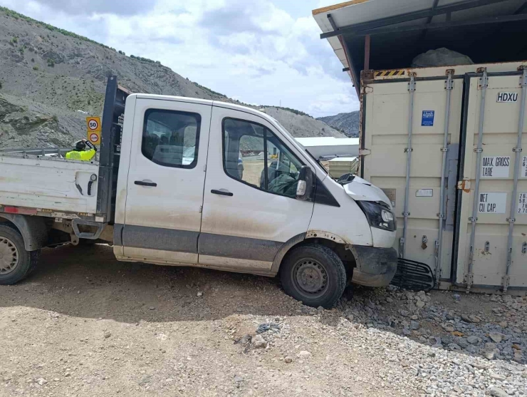 Malatya’da Kamyonet Şantiye Girdi: 3 Yaralı