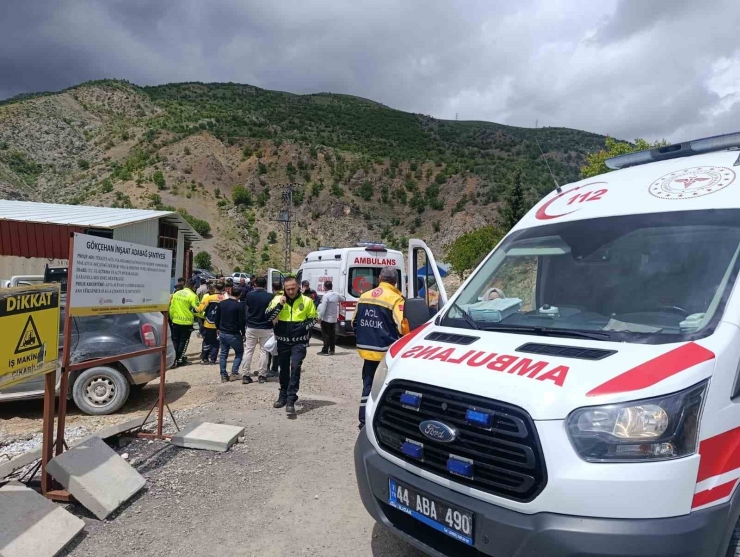 Malatya’da Kamyonet Şantiye Girdi: 3 Yaralı