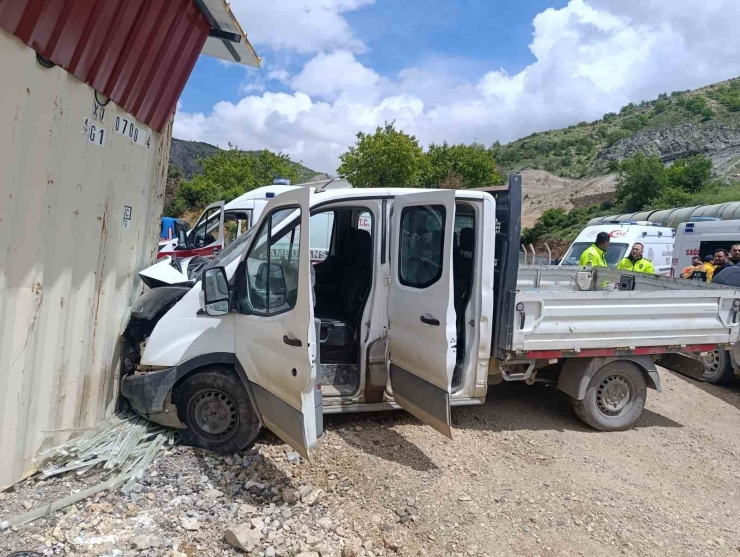 Malatya’da Kamyonet Şantiye Girdi: 3 Yaralı