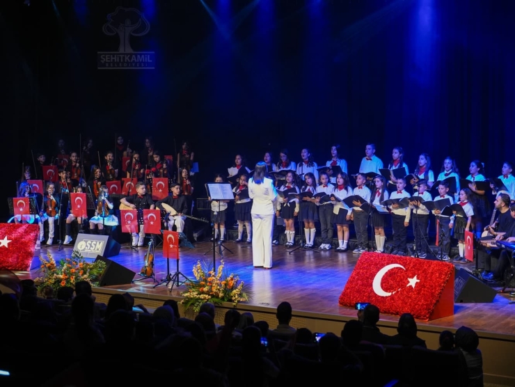 Şehitkamil Çocuk Orkestrasından Coşkulu 19 Mayıs Konseri