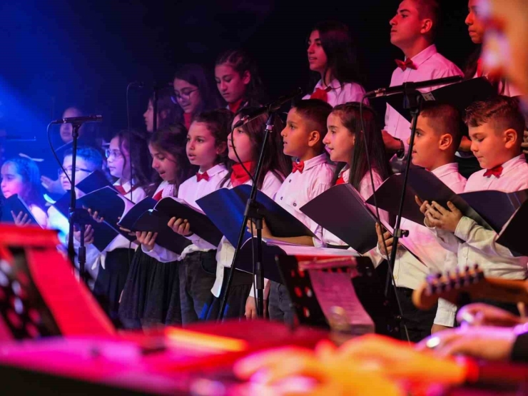 Şehitkamil Çocuk Orkestrasından Coşkulu 19 Mayıs Konseri