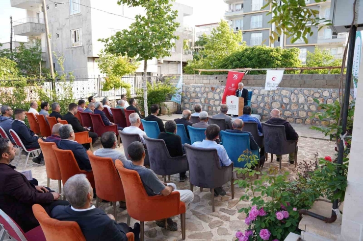 Belediye Başkanı Hallaç, İlk Kitabı İçin İmza Günü Düzenledi