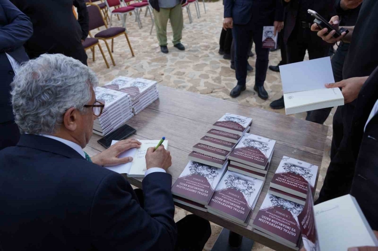 Belediye Başkanı Hallaç, İlk Kitabı İçin İmza Günü Düzenledi
