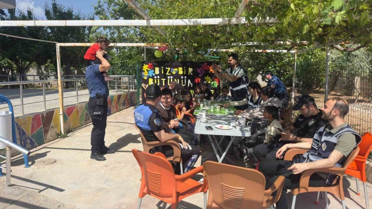 Polislerden Çocuklara Pasta Sürprizi