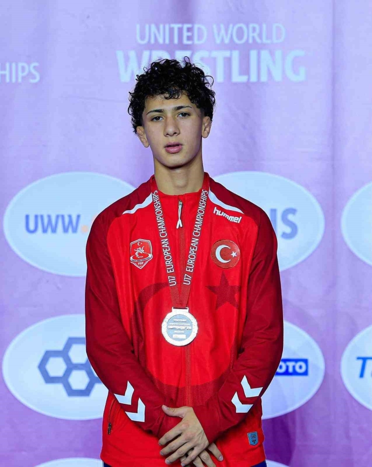 U17 Avrupa Şampiyonası’nda Muhammed Gölha’dan Gümüş Madalya