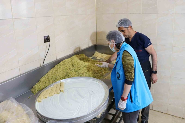 Diyarbakır’da Bayram Öncesi Tatlı, Şekerleme Ve Marketlere Gıda Denetimi