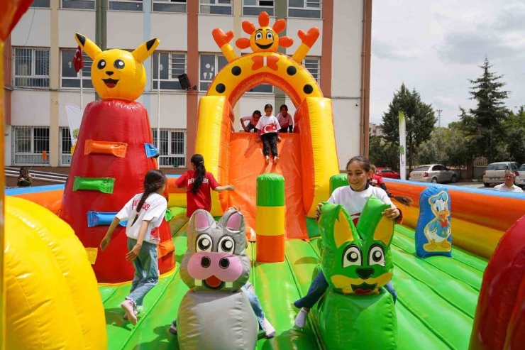 Şehitkamil’den Köy Okulunda Renkli Şenlik