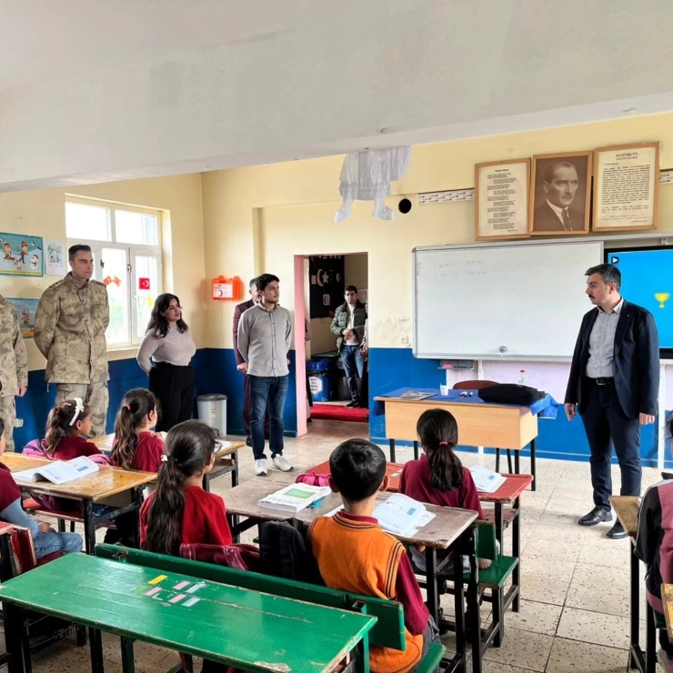 Dicle Kaymakamı Atış, Öğrenci Ve Öğretmenlerle Bir Araya Geldi