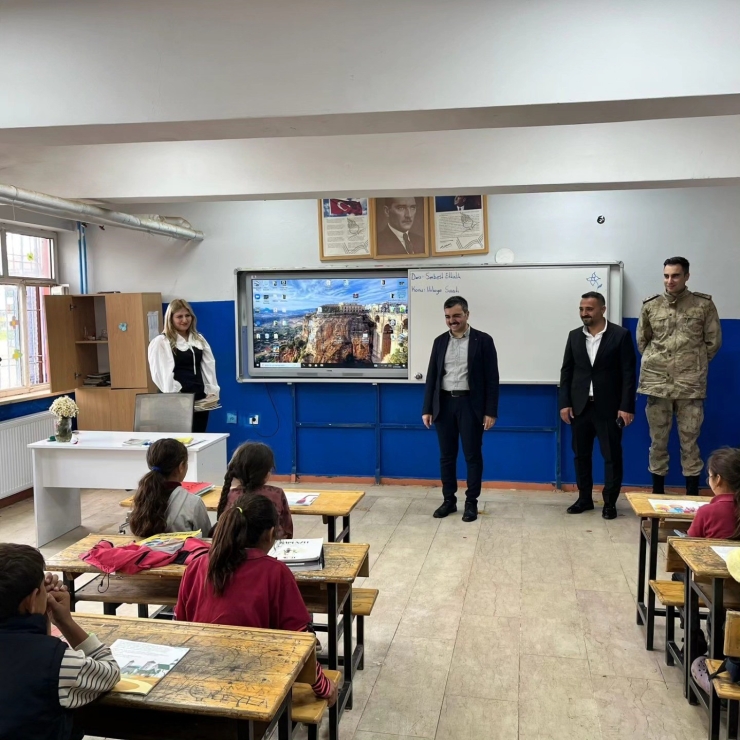 Dicle Kaymakamı Atış, Öğrenci Ve Öğretmenlerle Bir Araya Geldi