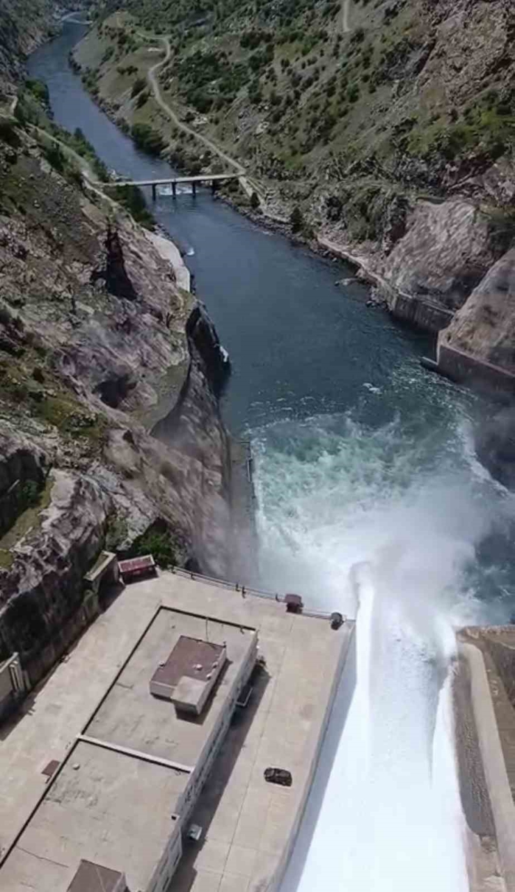 Karakaya Barajında Su Tahliyesi Nedeni İle Köprü Trafiğe Kapatıldı