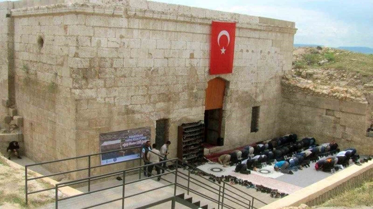 Depremde Hasar Gören Tarihi İç Kale Camii Restorasyon Bekliyor