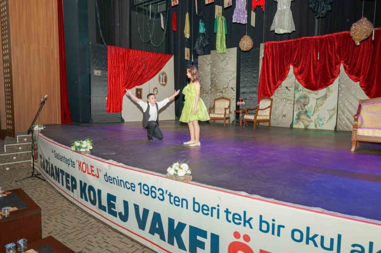 Gkv’li Öğrencilerden Dev Prodüksiyon: "lüküs Hayat" Ayakta Alkışlandı