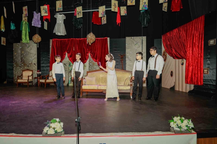 Gkv’li Öğrencilerden Dev Prodüksiyon: "lüküs Hayat" Ayakta Alkışlandı