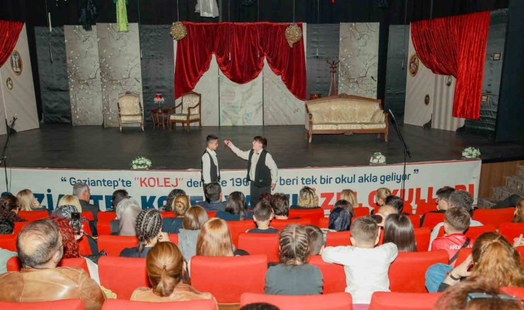 Gkv’li Öğrencilerden Dev Prodüksiyon: "lüküs Hayat" Ayakta Alkışlandı