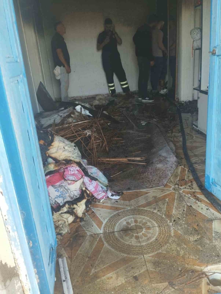 Yanan Ev Kullanılamaz Hale Geldi
