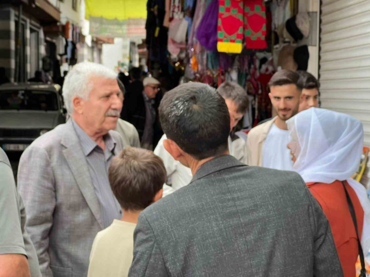 Başkan Karamehmetoğlu Esnaf Ve Vatandaşlarla Buluştu