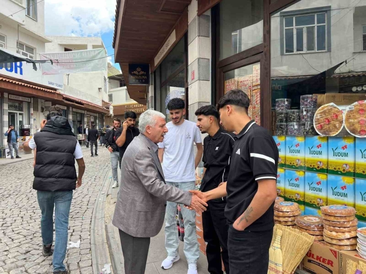 Başkan Karamehmetoğlu Esnaf Ve Vatandaşlarla Buluştu