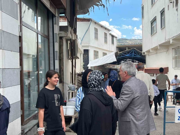 Başkan Karamehmetoğlu Esnaf Ve Vatandaşlarla Buluştu