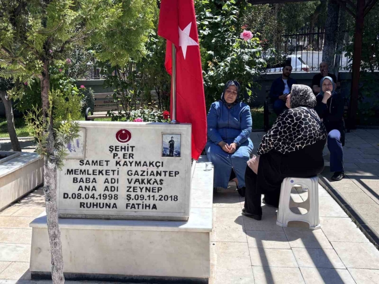 Gaziantep’te Mezarlıklar Ve Şehitlikler Arefe Günü Doldu Taştı