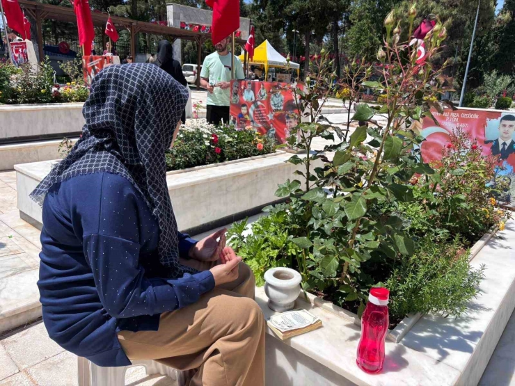 Gaziantep’te Mezarlıklar Ve Şehitlikler Arefe Günü Doldu Taştı