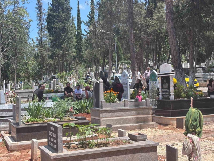 Gaziantep’te Mezarlıklar Ve Şehitlikler Arefe Günü Doldu Taştı