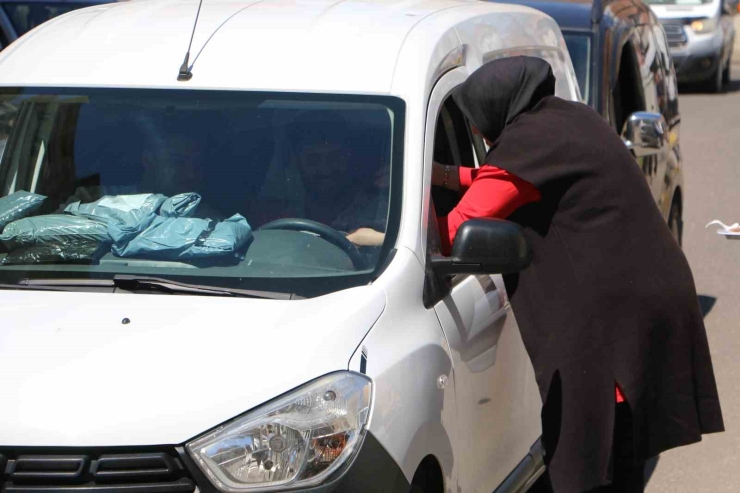 Diyarbakır’da Bayram Dayanışması Sokaklara Taştı