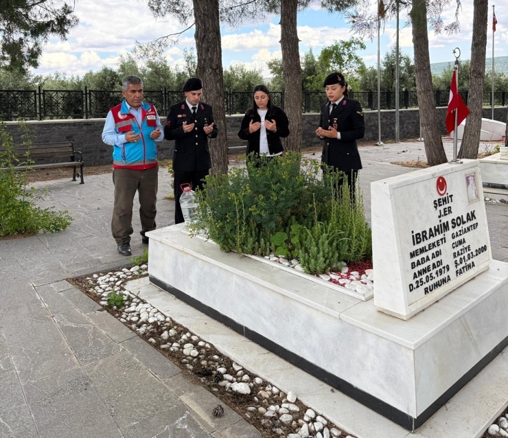 Jandarma, Şehit Aileleri Ve Gazileri Unutmadı