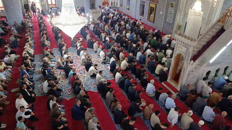 Şanlıurfa’da Bayram Namazı Coşkusu