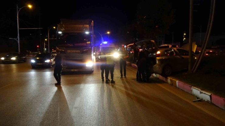 Malatya’da Tır İle Çarpışan Araç Refüje Çıktı