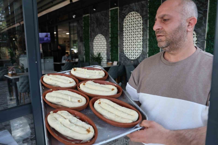 Diyarbakır’da Tandırda Çömleklerde Pişirilen Yeni Lezzet Börek Talep Görüyor
