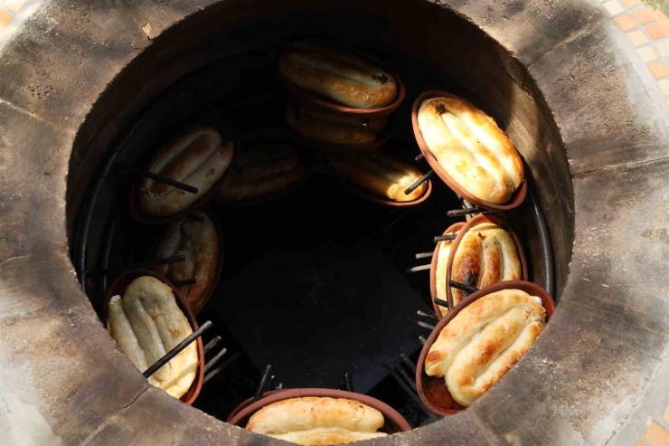 Diyarbakır’da Tandırda Çömleklerde Pişirilen Yeni Lezzet Börek Talep Görüyor