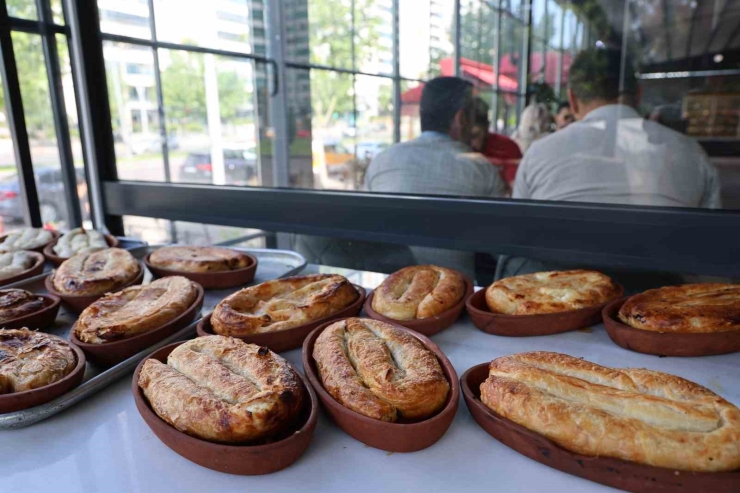 Diyarbakır’da Tandırda Çömleklerde Pişirilen Yeni Lezzet Börek Talep Görüyor