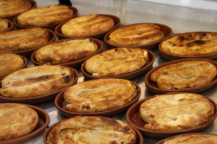 Diyarbakır’da Tandırda Çömleklerde Pişirilen Yeni Lezzet Börek Talep Görüyor