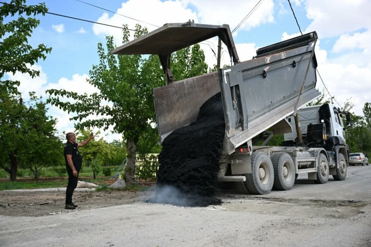 Yeşilyurt Belediyesi, Topsöğüt Mahallesi’nin Yollarını Yeniliyor