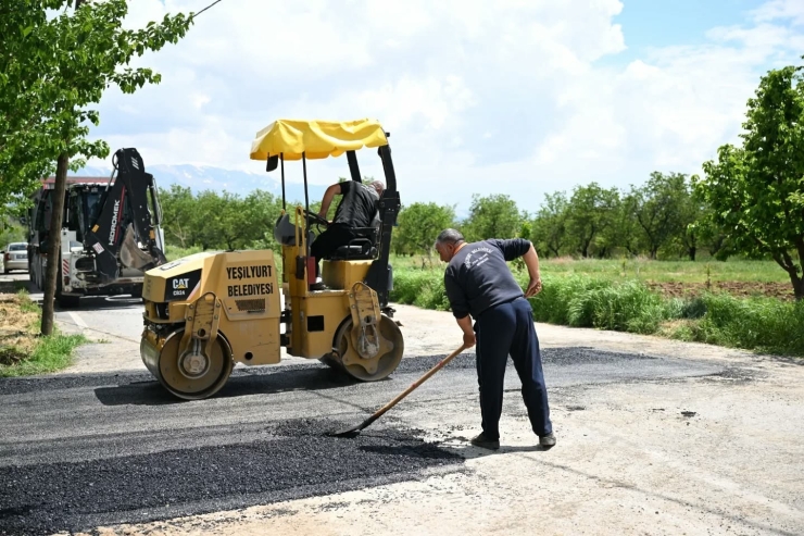 Yeşilyurt Belediyesi, Topsöğüt Mahallesi’nin Yollarını Yeniliyor